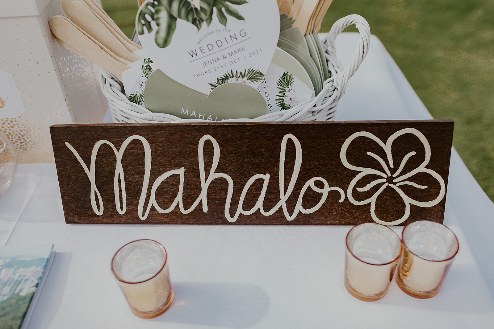 Detail shot of "Mahalo" sign on welcome table